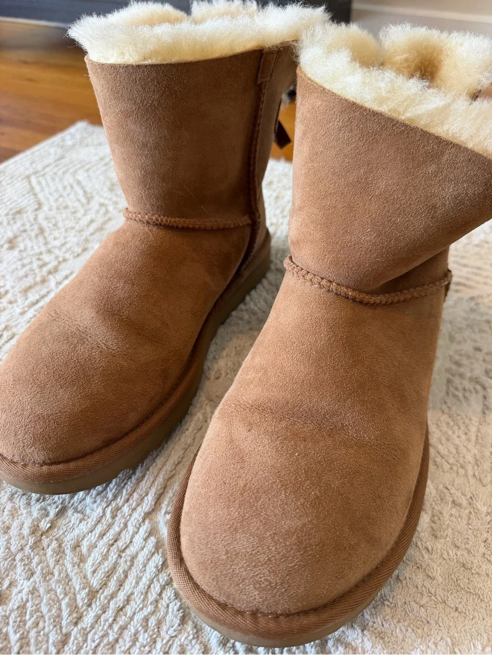 UGG Mini Bailey Bow II Chestnut Sheepskin Boots Women’s Size 8